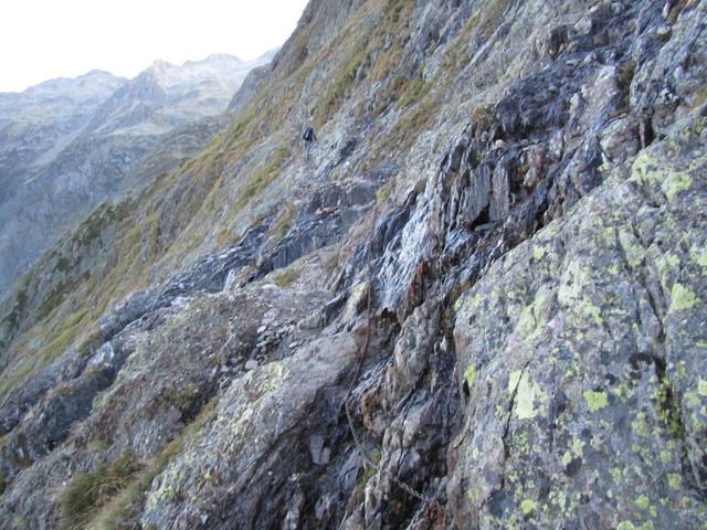 von oben fliesst Wasser über den felsigen Bergpfad. Kettensicherung vorhanden