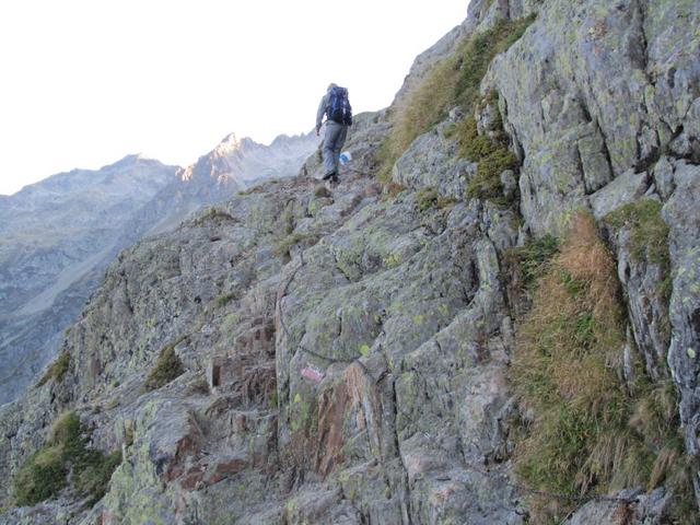 trockener Fels und Ketten als Sicherung, so ist der Weg gut machbar
