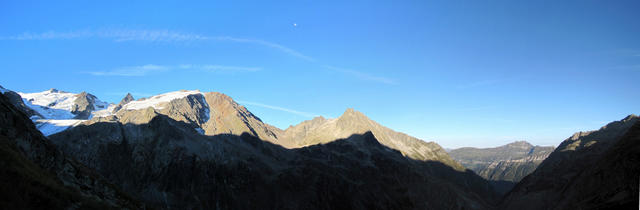 Breitbildfoto vom Gwächtenhorn, Chilchistock, Steinhüshorn, Triftgletscher, Furtwangsattel und Mährenhorn