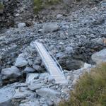 wir erreichen den Gletscherbach der vom zwischen Tierbergen Gletscher gespiesen wird