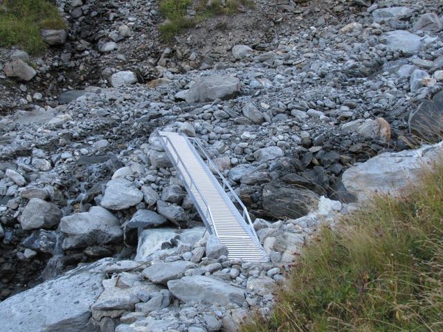 wir erreichen den Gletscherbach der vom zwischen Tierbergen Gletscher gespiesen wird