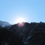 die Sonne steigt hinter den Bergen auf