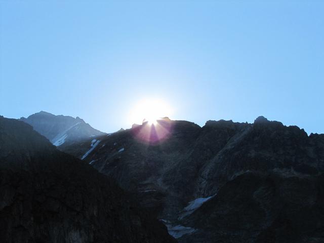 die Sonne steigt hinter den Bergen auf