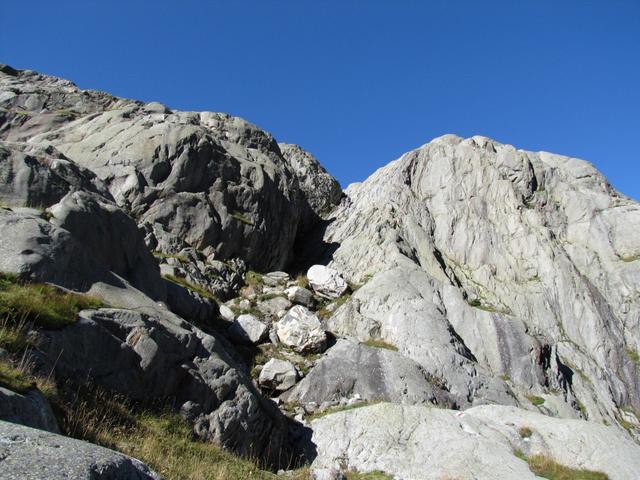 durch dieser kleine Scharte führt der "Ketteliweg". Wieso "Ketteliweg"?