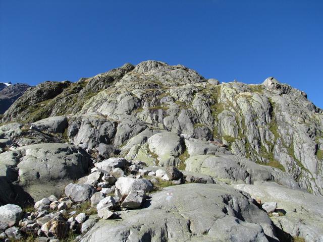 über glattpolierten Felsen geht es weiter Richtung Windegghütte
