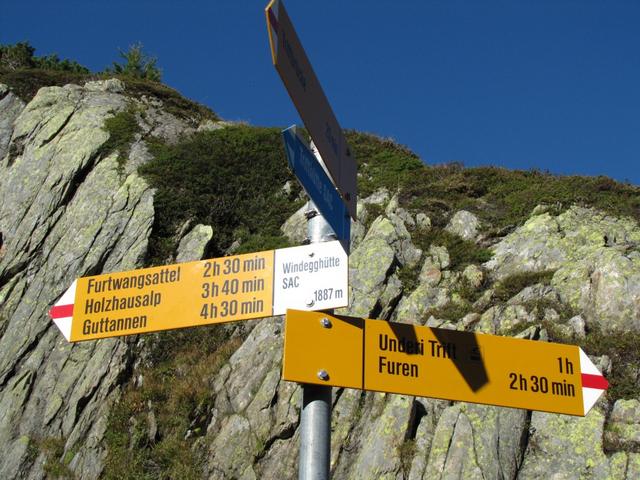 Wegweiser bei der Windegghütte 1887 m.ü.M.