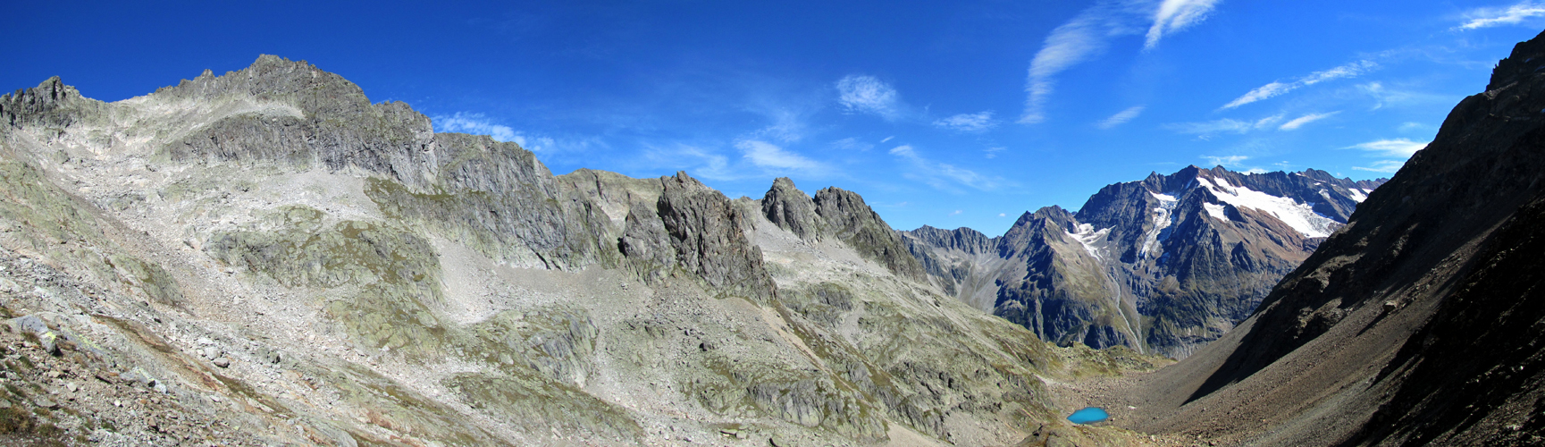 Breitbildfoto vom Furtwangsattel aus gesehen ins Trifttälli. Links Windegghorn, geradeaus die Tierbergkette mit seinen Gletsche