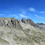 Breitbildfoto vom Furtwangsattel aus gesehen ins Trifttälli. Links Windegghorn, geradeaus die Tierbergkette mit seinen Gletsche