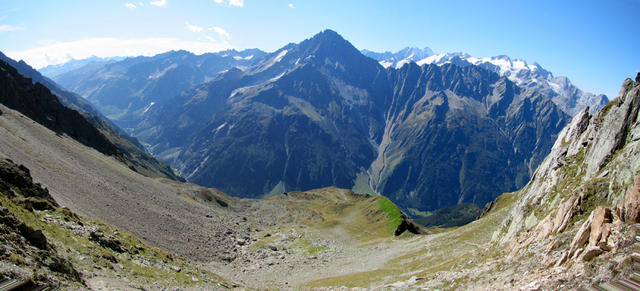 Breitbildfoto vom Furtwangsattel aus gesehen ins Haslital mit seinem mächtigen Ritzlihorn