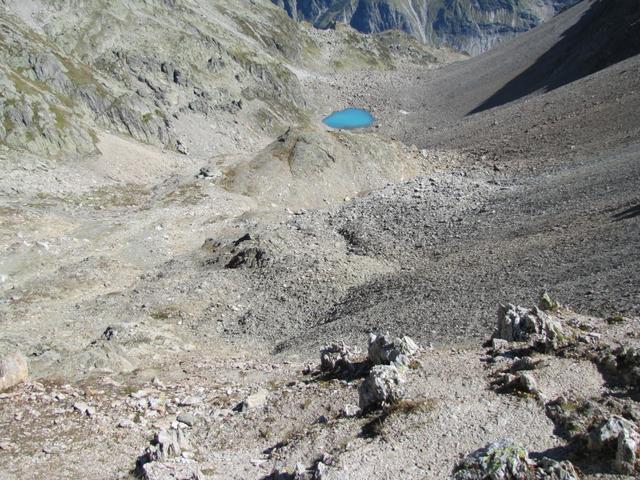 Geröll und Schutt bedecken das ganze Trifttälli. Einziger Lichtblick der stahlblaue Tälliseeli