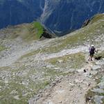 der Weg führt uns nun auf einfachem Wanderweg abwärts zu Punkt 2391 m.ü.M.