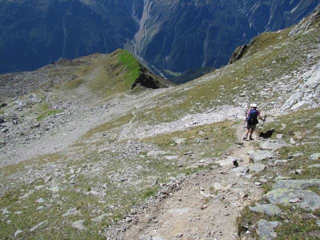 der Weg führt uns nun auf einfachem Wanderweg abwärts zu Punkt 2391 m.ü.M.