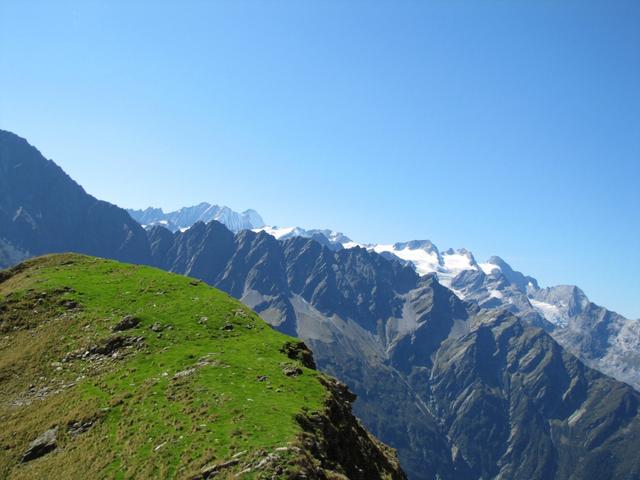 Farbspiele bei Punkt 2391 m.ü.M. Grün, Grau, Weiss und Blau