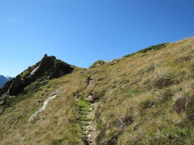 rechterhand von Punkt 2259 m.ü.M. führt der Weg aufwärts zum kleinen Grat