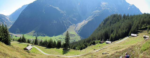 Breitbildfoto bei Raafgarti mit Blick ins Haslital und Guttannen