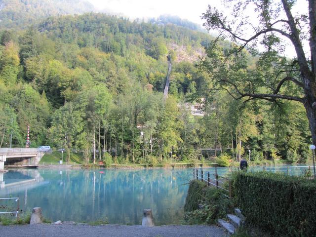 spiegelglatt zeigt sich die Aare bei Interlaken