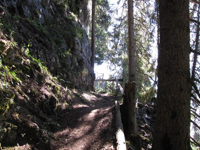 der Wanderweg führt rechts um die Roteflue