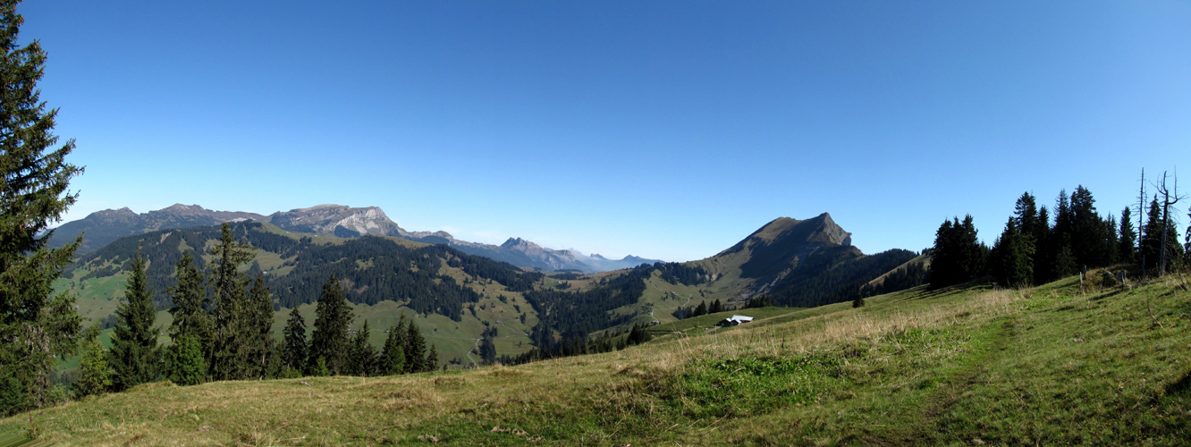 Breitbildfoto bei Punkt 1729 m.ü.M. links die Hohgant, dort waren wir auch schon. Rechts der Augstmatthorn