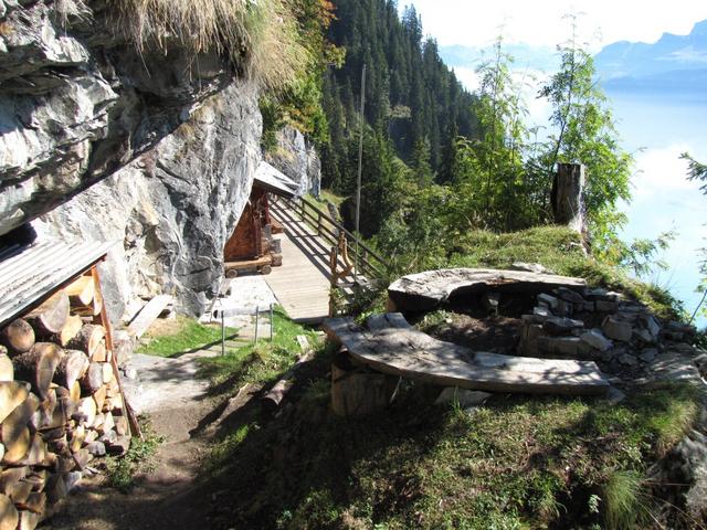 ein paar Minuten später erreichen wir die Balmhütte, die unter einer Felswand erbaut wurde