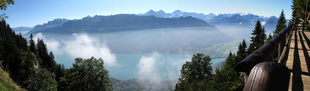 super schönes Breitbildfoto von der Balmhütte aus gesehen. Was für eine Pracht. Tief unter uns der Brienzersee