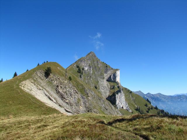 bei Punkt 1821 m.ü.M. der Gipfel den man sieht, ist nicht der Augstmatthorn, sonder nur sein Vorgipfel, der Suggiture