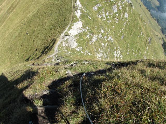 zuerst geht aber für ein kurzer Stück, ausgesetzt steil runter. Die Schlüsselstelle der ganzen Wanderung