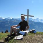 Mäusi bereitet auf dem Augstmatthorn, das Mittagessen vor. Was für eine Aussicht am Horizont