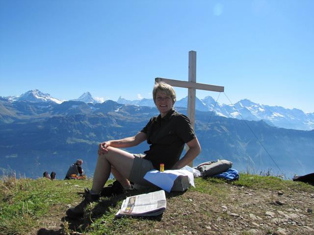 Mäusi bereitet auf dem Augstmatthorn, das Mittagessen vor. Was für eine Aussicht am Horizont