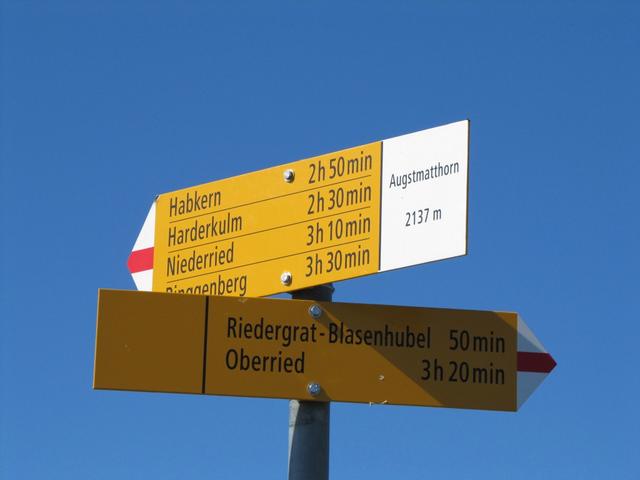 Wegweiser auf dem Augstmatthorn 2137 m.ü.M.