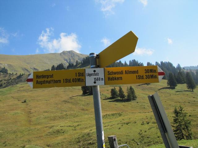 Wegweiser bei Lägerstutz 1560 m.ü.M. direkt neben dem Restaurant „Jägerstübli"