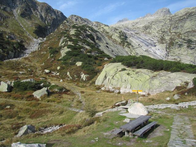 bei Punkt 1771 m.ü.M. direkt nach der Staumauer, befindet sich ein schöner Picknick Platz