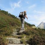 über einen Treppenweg, führt der einfache Wanderweg aufwärts