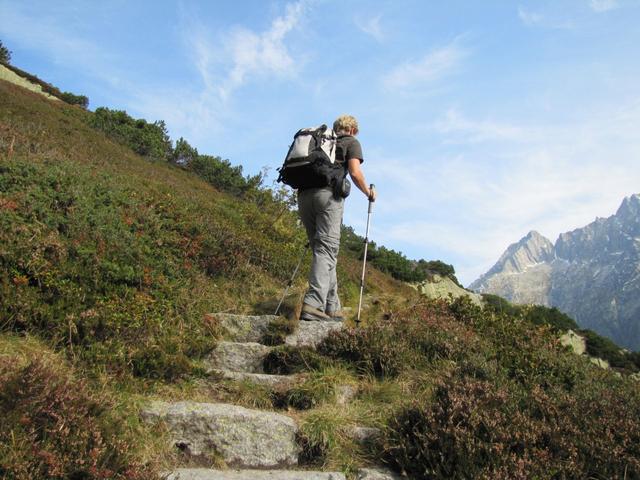 über einen Treppenweg, führt der einfache Wanderweg aufwärts