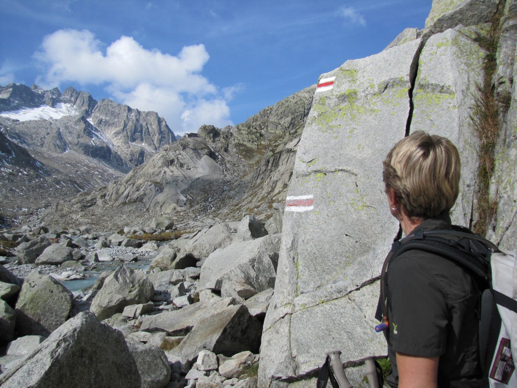 Mäusi schaut Richtung Bächlitalhütte. Seht ihr sie?