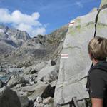 Mäusi schaut Richtung Bächlitalhütte. Seht ihr sie?