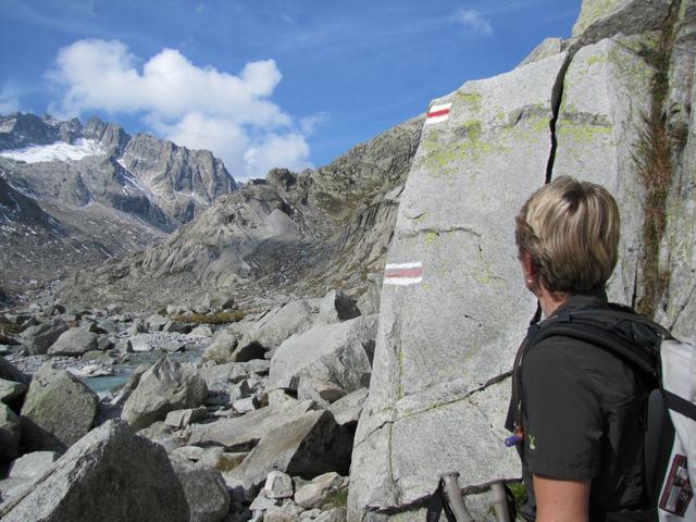 Mäusi schaut Richtung Bächlitalhütte. Seht ihr sie?