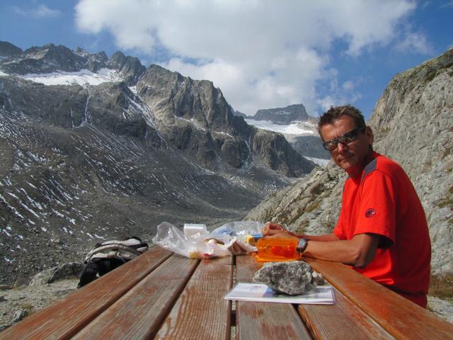 Franco bereitet auf der Terrasse der Bächlitalhütte das Mittagessen vor