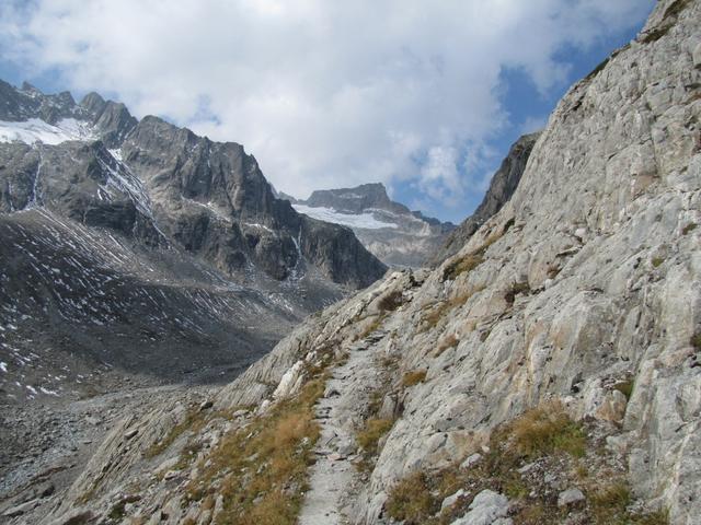 nach dem Mittagessen liefen wir zum Bächligletscher