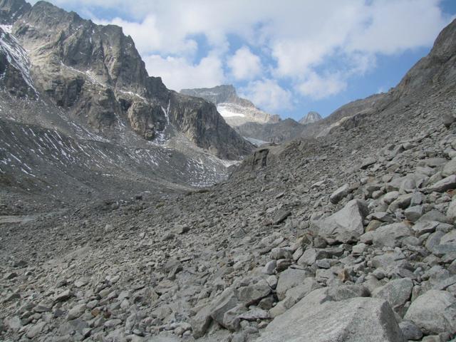 über Geröll und Schutt führt der Weg zum Bächligletscher