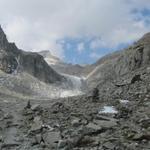 weit hinten im Tal, hat sich der Gletscher zurückgezogen. Ca. 30 min. Wanderzeit bis zum Gletscher