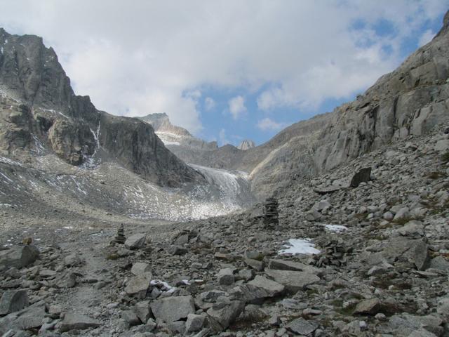 weit hinten im Tal, hat sich der Gletscher zurückgezogen. Ca. 30 min. Wanderzeit bis zum Gletscher