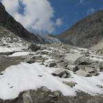 Blick nach oben auf den Bächligletscher der mit Geröll und Schutt überdeckt ist