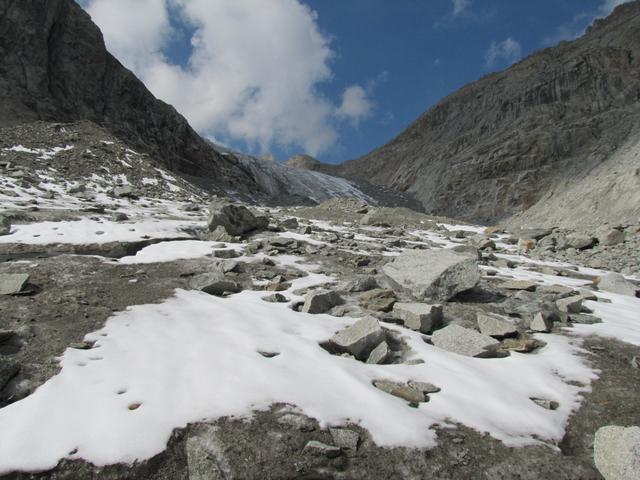 Blick nach oben auf den Bächligletscher der mit Geröll und Schutt überdeckt ist