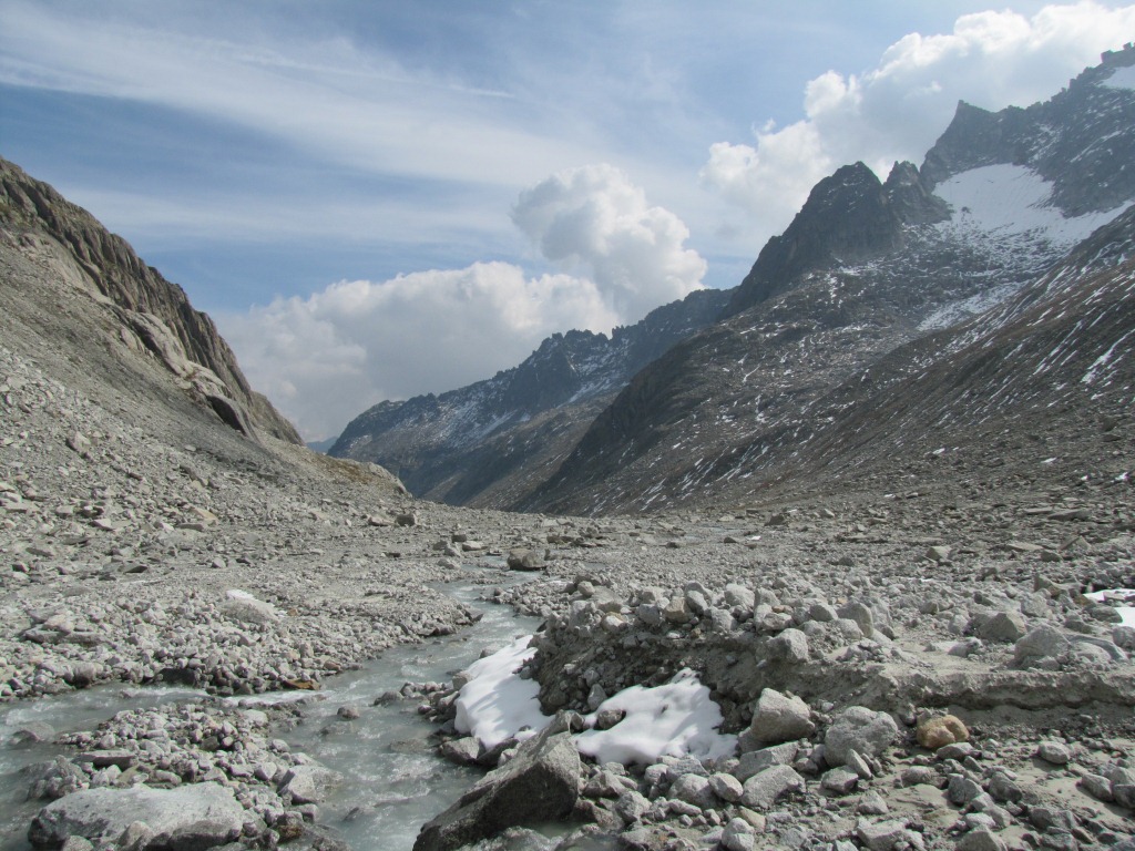 nach dem Besuch vom Bächligletscher, liefen wir wieder zur Bächlitalhütte zurück