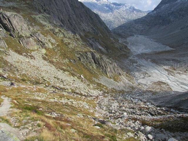 auf dem Weg zur Schwemmebene von Bächlisboden. Links gut ersichtlich der Hüttenweg