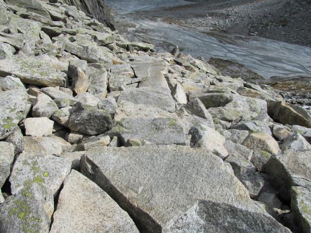 Steinplatten wurden verlegt, so ist das Wandern über das Geröll einfacher