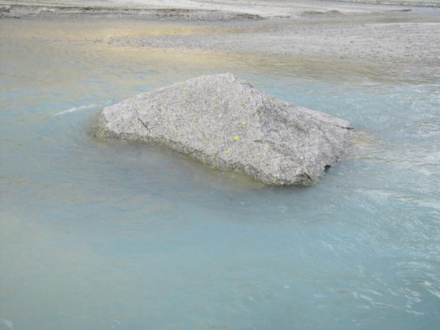 der Bächlisbach ein typischer Gletscherbach, ein spezielles blau und eisig kalt