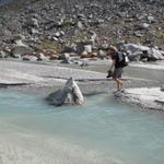 einzige Möglichkeit den Bach zu überschreiten ist es , die Wanderschuhen auszuziehen