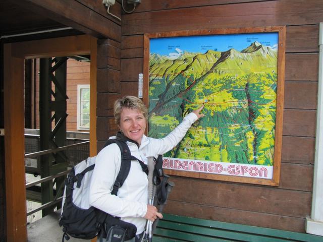 Mäusi bei der Talstation der Seilbahn Stalden-Staldenried-Gspon