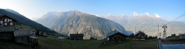 Breitbildfoto bei der Bergstation von Gspon. Links Mischabelgruppe, Seetalhorn, Weisshorn, und Bishorn